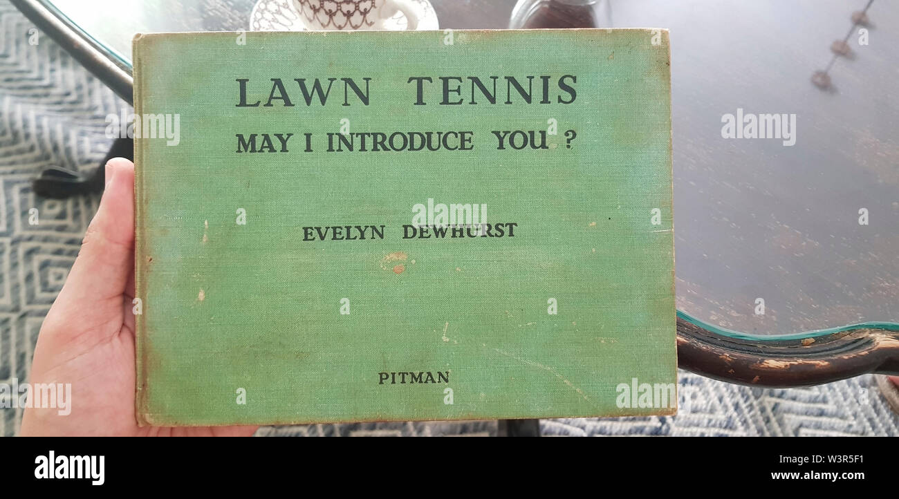 Abdeckung des Lawn Tennis. Darf ich mich Ihnen vorstellen? Wie Tennis zu spielen Buch von Evelyn Dewhurst mit Skizzen von Aubrey Weber. In London durch Sir Isaac veröffentlicht. Stockfoto