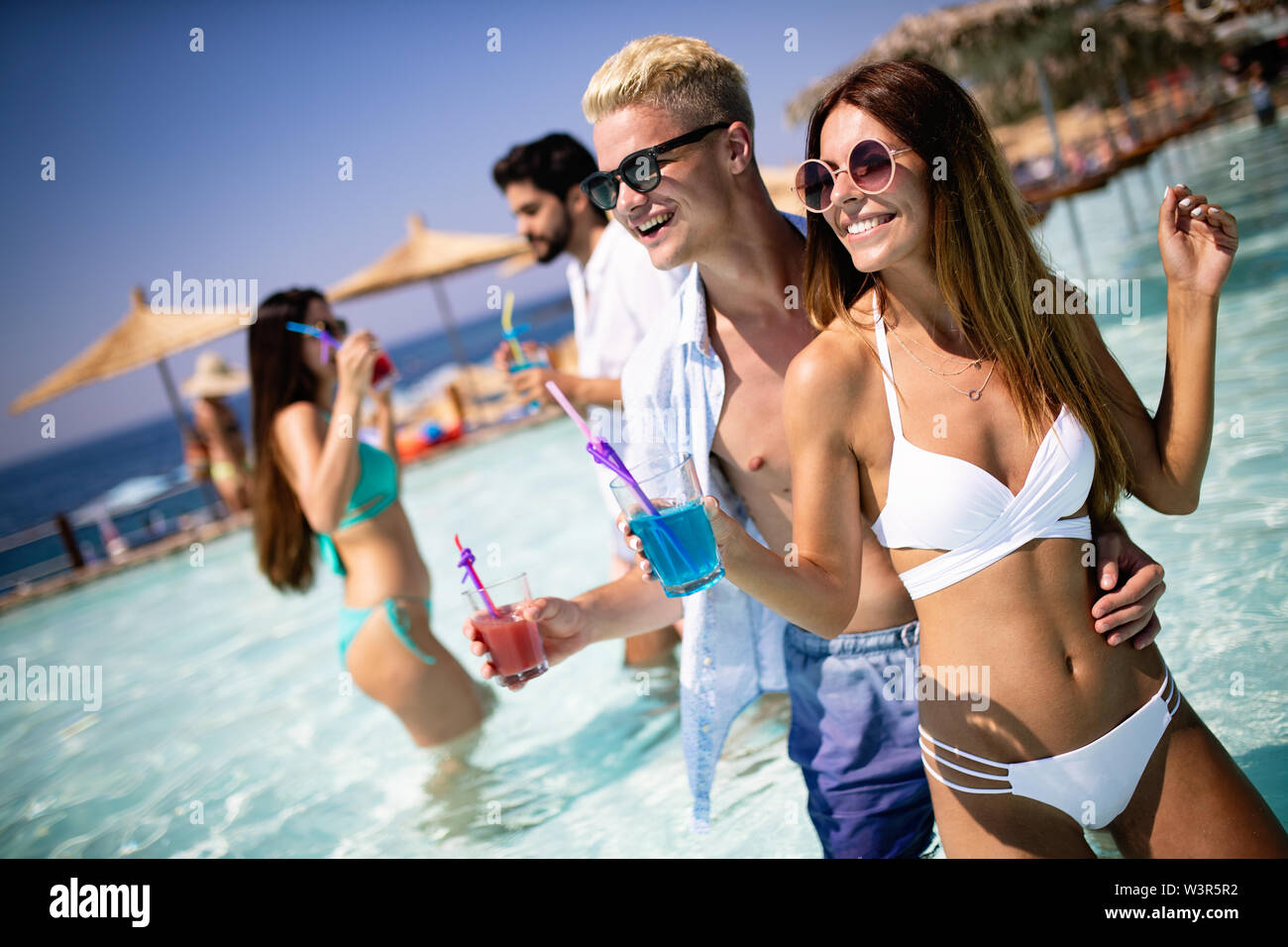 Gruppe von Freunden Spaß im Sommerurlaub. Lifestyle, Freundschaft, Reisen und Urlaub Konzept Stockfoto Gruppe von Freunden Spaß im Sommerurlaub. Lifestyle, Freundschaft, Reisen und Urlaub Konzept Stockfoto