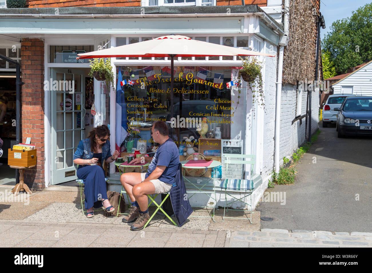 Die französische Gourmet Bistro und Feinkost, paar Essen ausserhalb, Tenterden, Kent, Großbritannien Stockfoto