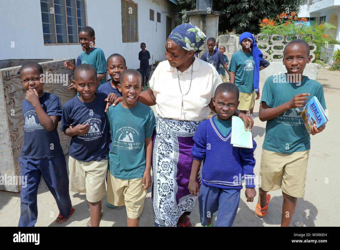 Katholische Katechetin mit Studenten von epiphanie Vor- und Grundschule in Bagamoyo, Tansania, Afrika Stockfoto