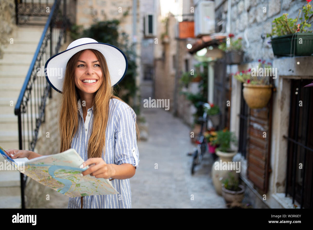 Glückliche junge Frau lächelnd und Reisen im Sommer Urlaub Stockfoto