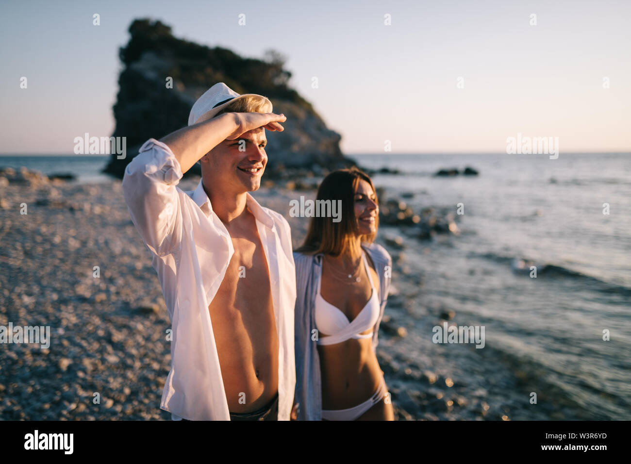 Romantisches Paar in der Liebe genießen, Urlaub am Strand im Sommer Stockfoto