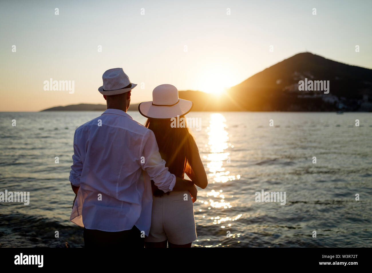 Romantisches Paar in der Liebe genießen, Urlaub am Strand im Sommer Stockfoto Romantisches Paar in der Liebe genießen, Urlaub am Strand im Sommer Stockfoto