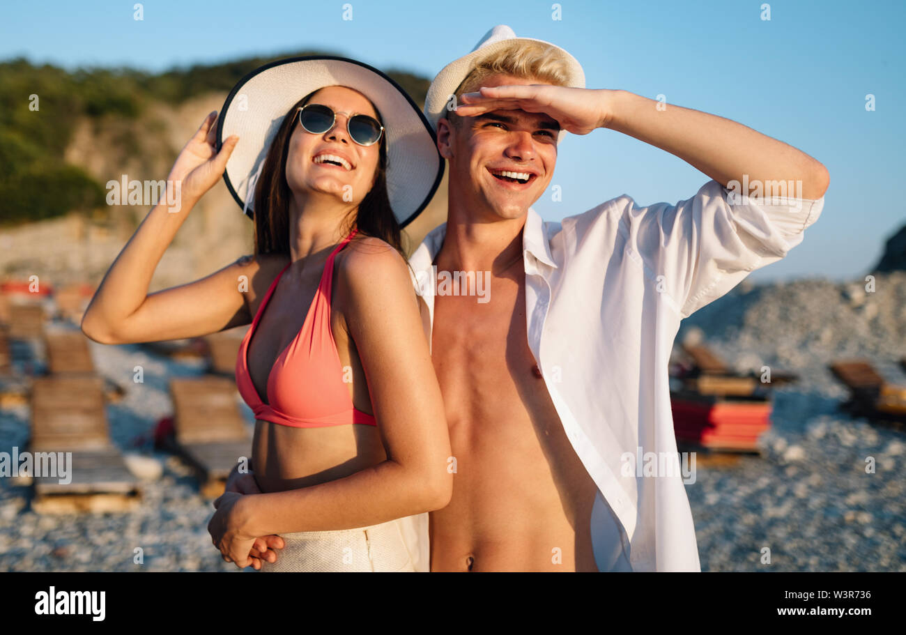 Glückliches junges Paar in Liebe zu Fuß am Meer im Urlaub Stockfoto