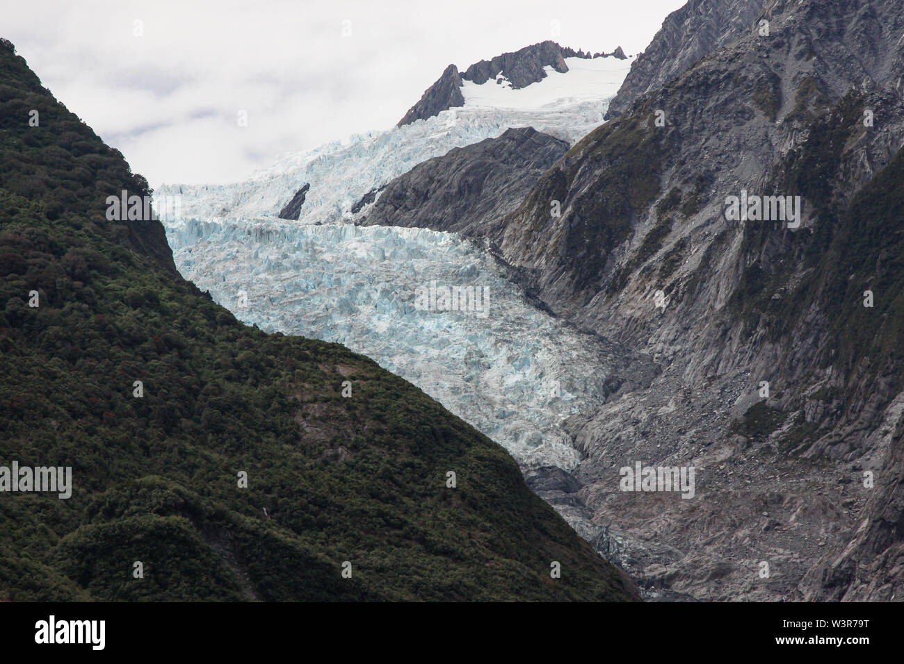 Franz Josef Gletscher an einem bewölkten Sommertag im Januar 2018 | Westland Tai Poutini National Park, Neuseeland, Südinsel | Die Gletscher es herab f Stockfoto