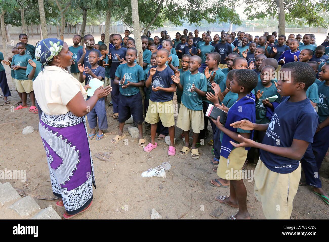 Katechist unterrichtet katholische Religion Klassen mit Studenten aus Epiphanie Vor- und Grundschule in Bagamoyo, Tansania Stockfoto