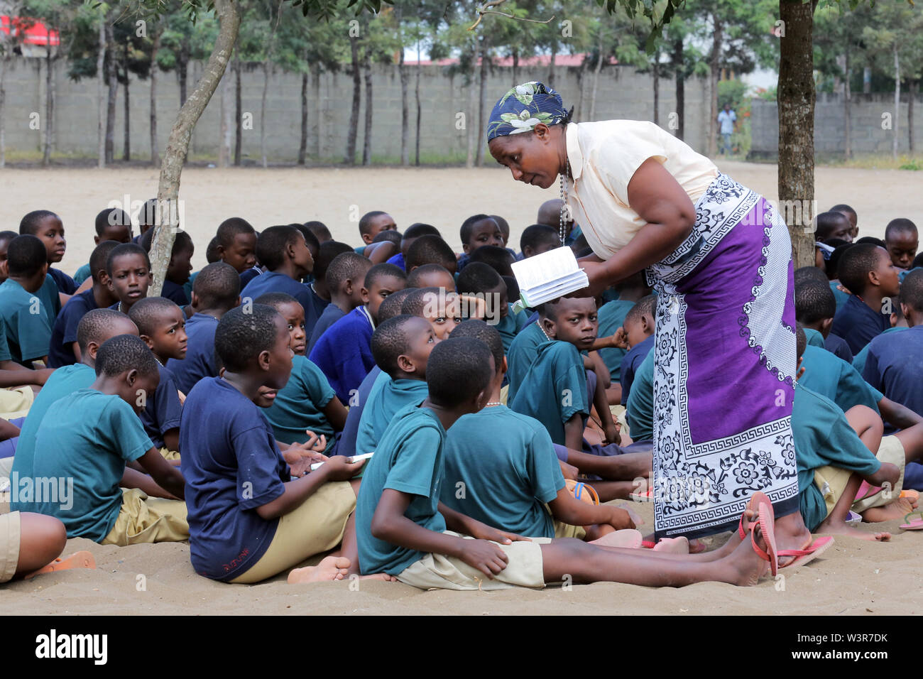Katechist unterrichtet katholische Religion Klassen mit Studenten aus Epiphanie Vor- und Grundschule in Bagamoyo, Tansania Stockfoto