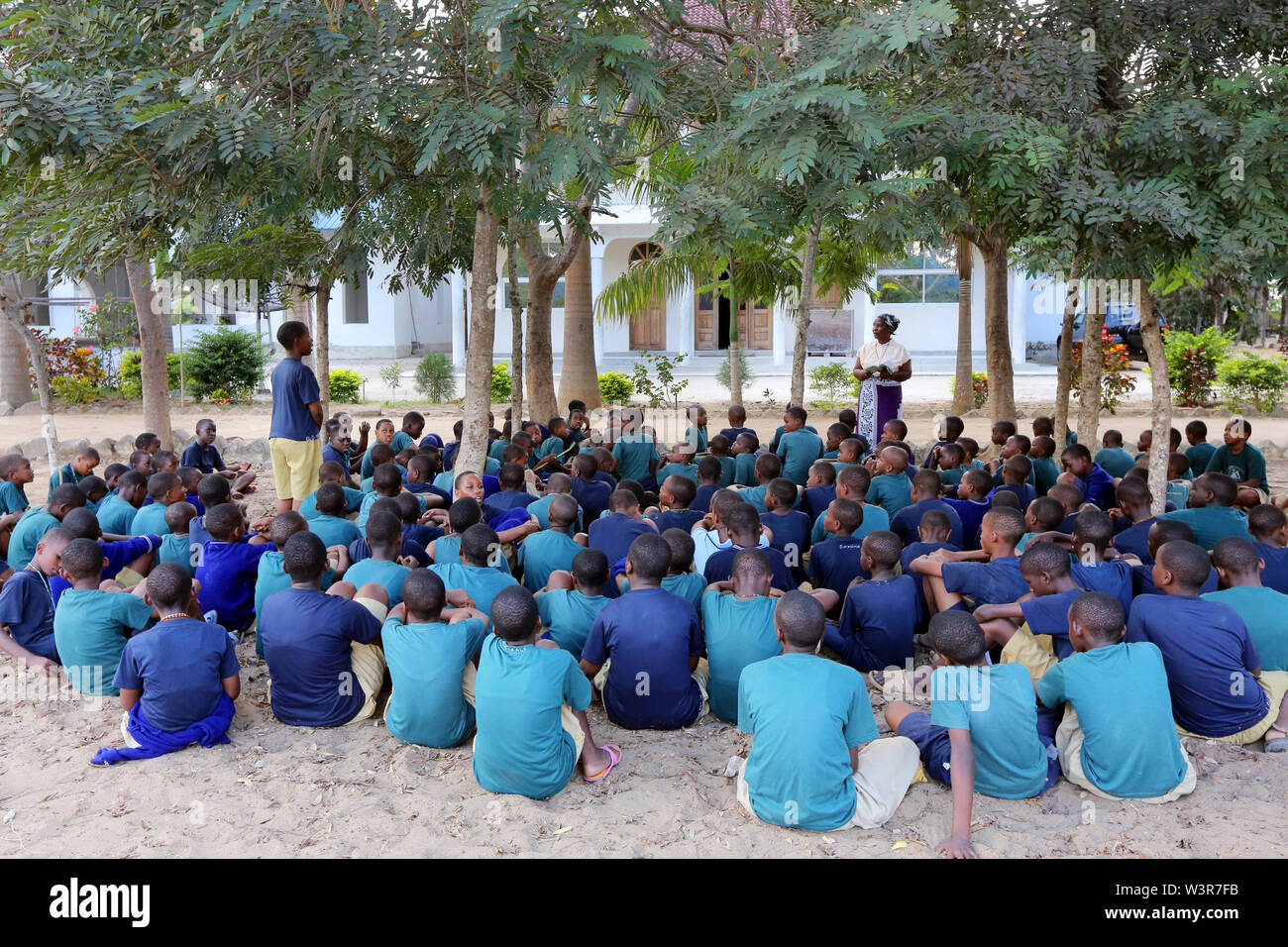 Katechist unterrichtet katholische Religion Klassen mit Studenten aus Epiphanie Vor- und Grundschule in Bagamoyo, Tansania Stockfoto