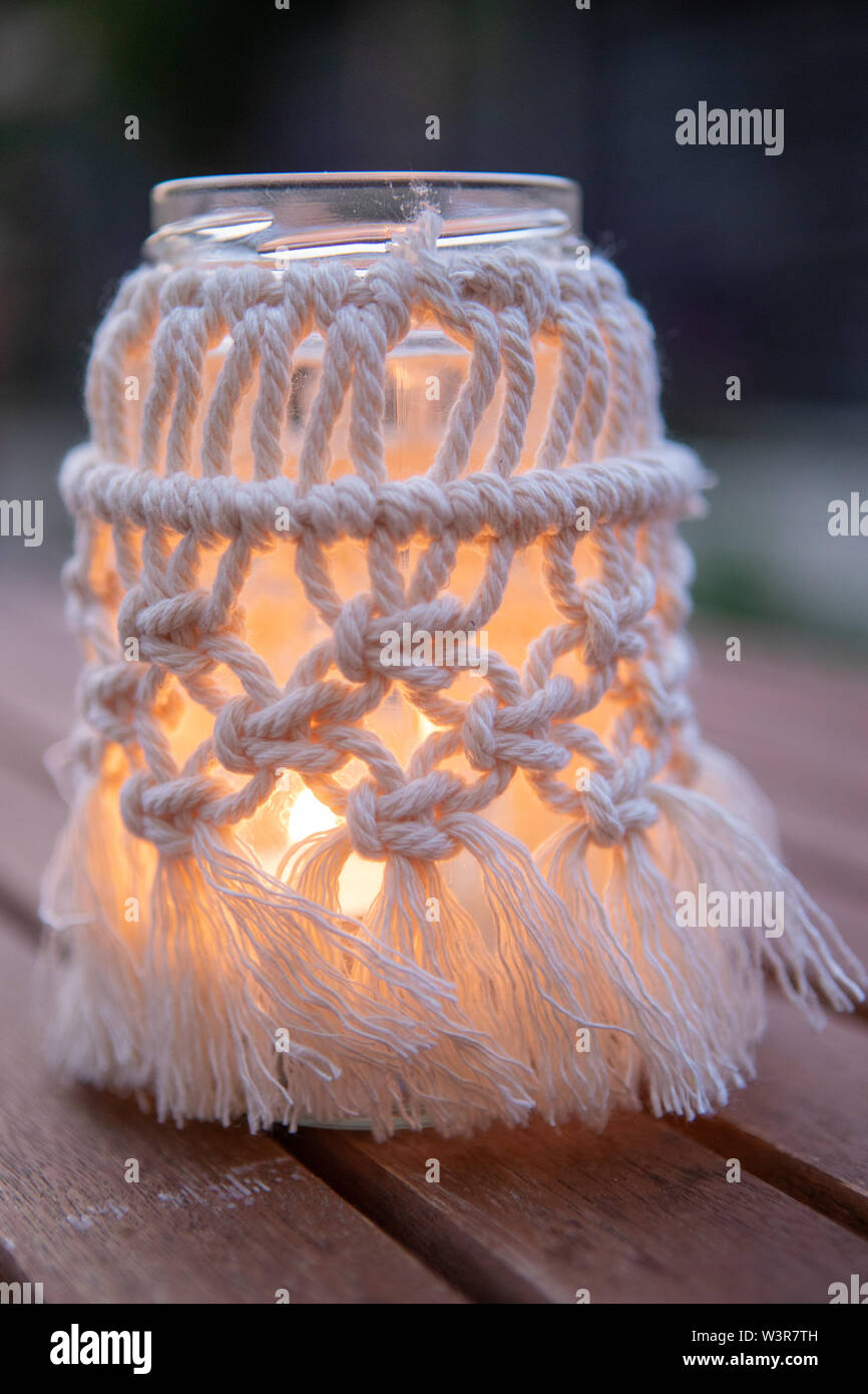 Ein macrame Marmeladenglas Abdeckung macht ein Licht im Freien DE Stockfoto