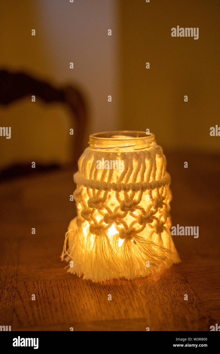 Ein macrame Marmeladenglas Abdeckung macht ein Licht für drinnen UK Stockfoto