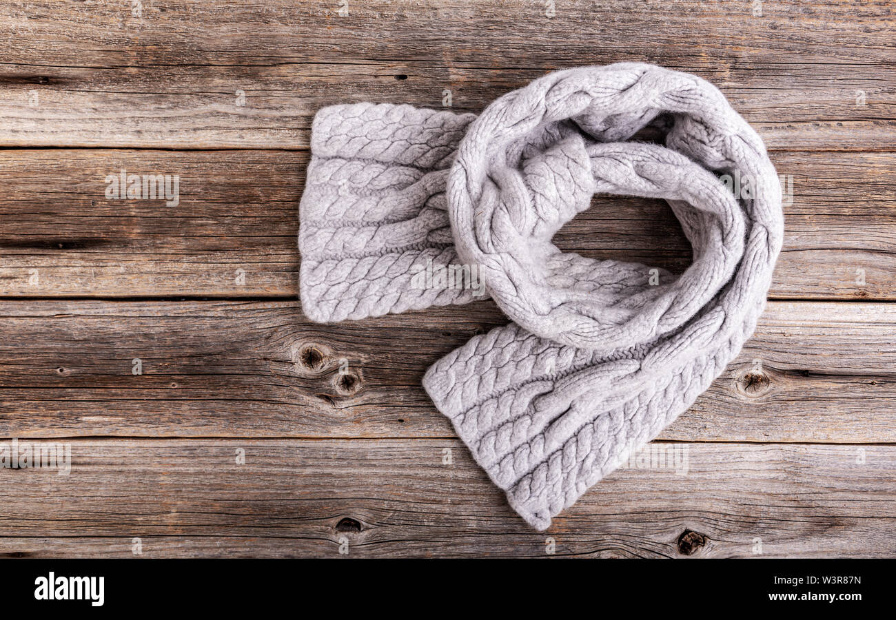 Winter Schal auf einer hölzernen Hintergrund. Stockfoto