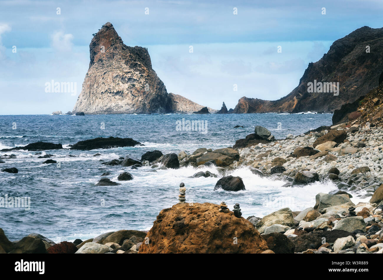Leistungsstarke Ozean Wellen auf schroffe Felsen in den wilden Benijo Strand, Teneriffa, Kanaren, Spanien Stockfoto