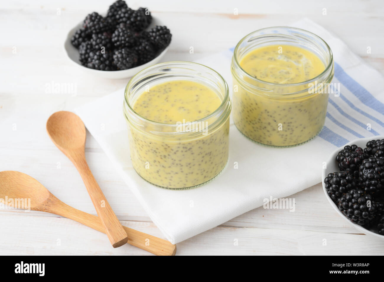 Über Nacht Chia Samen mit Joghurt und Blackberry Stockfoto