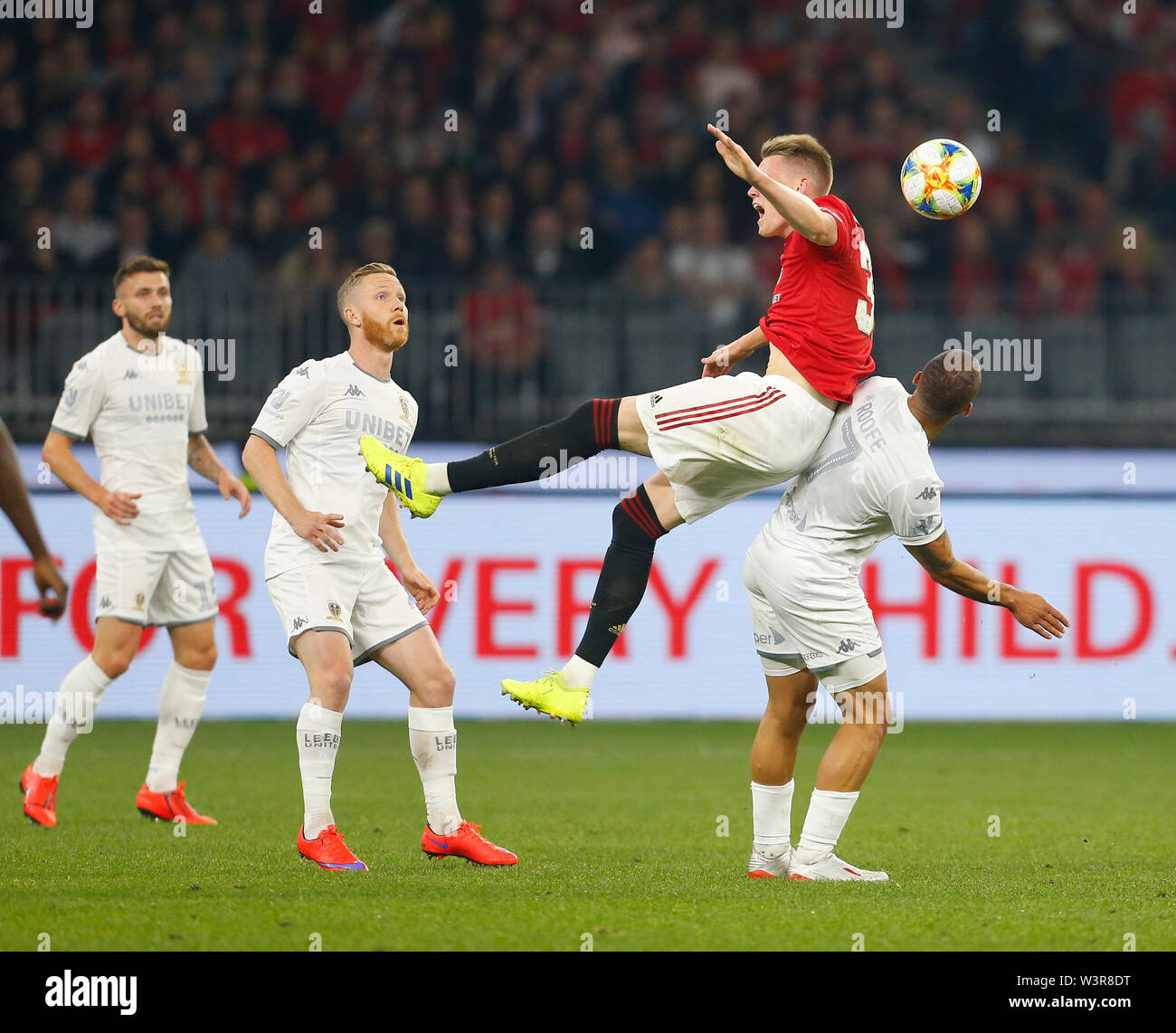 Optus Stadion, Burswood, Perth, Westaustralien. 17. Juli 2019. Manchester United gegen Leeds United; Saisonvorbereitung Tour; Scott McTominay von Manchester United wird durch Kemar Roofe von Leeds United ein Zurück für ihn Quelle: Aktion Plus Sport Bilder/Alamy Leben Nachrichten verschmutzt Stockfoto
