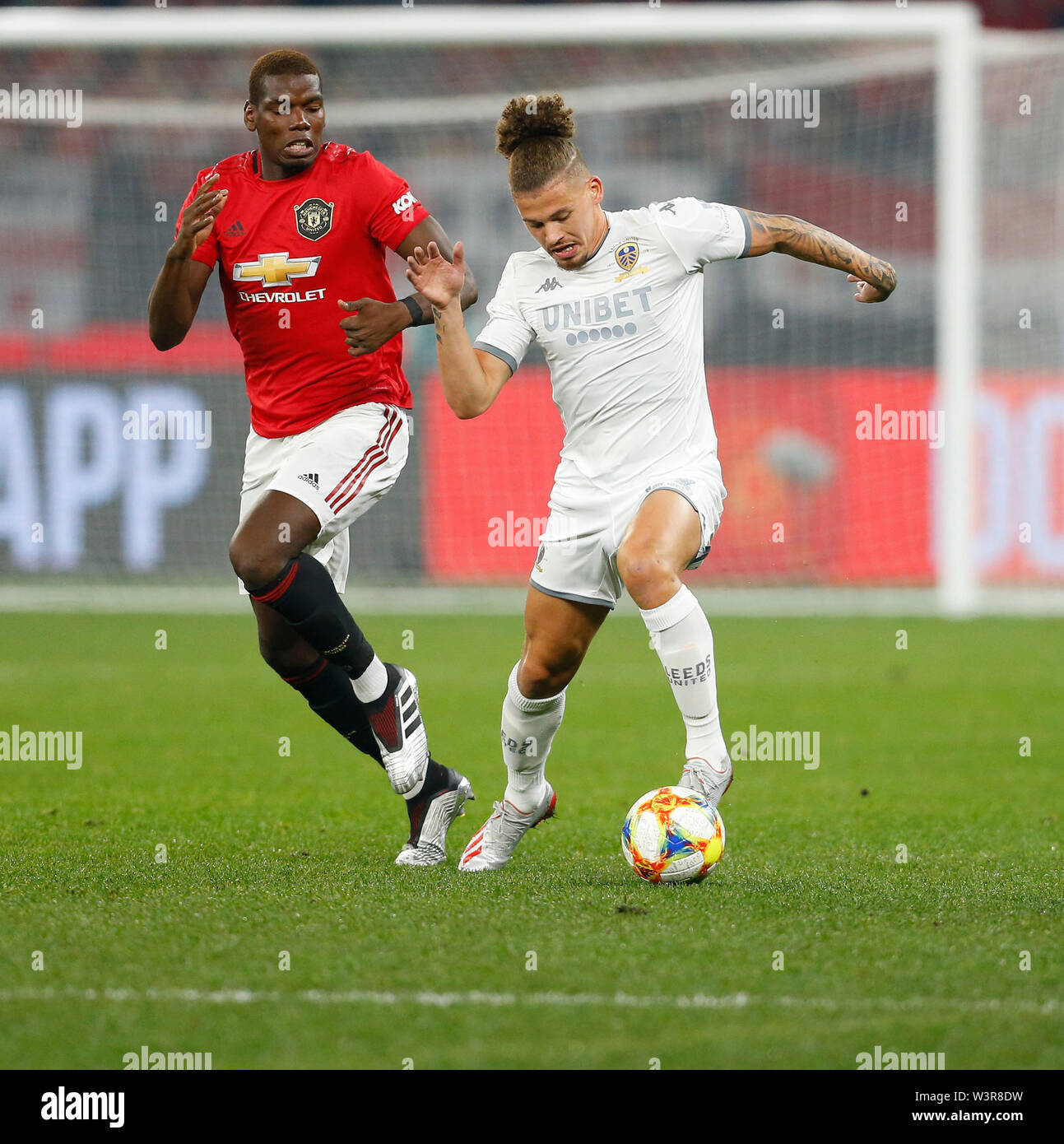 Optus Stadion, Burswood, Perth, Westaustralien. 17. Juli 2019. Manchester United gegen Leeds United; Saisonvorbereitung Tour; Leslie Phillips von Leeds United bewegt sich der Ball nach vorn von Paul Pogba von Manchester United Credit herausgefordert: Aktion Plus Sport Bilder/Alamy leben Nachrichten Stockfoto