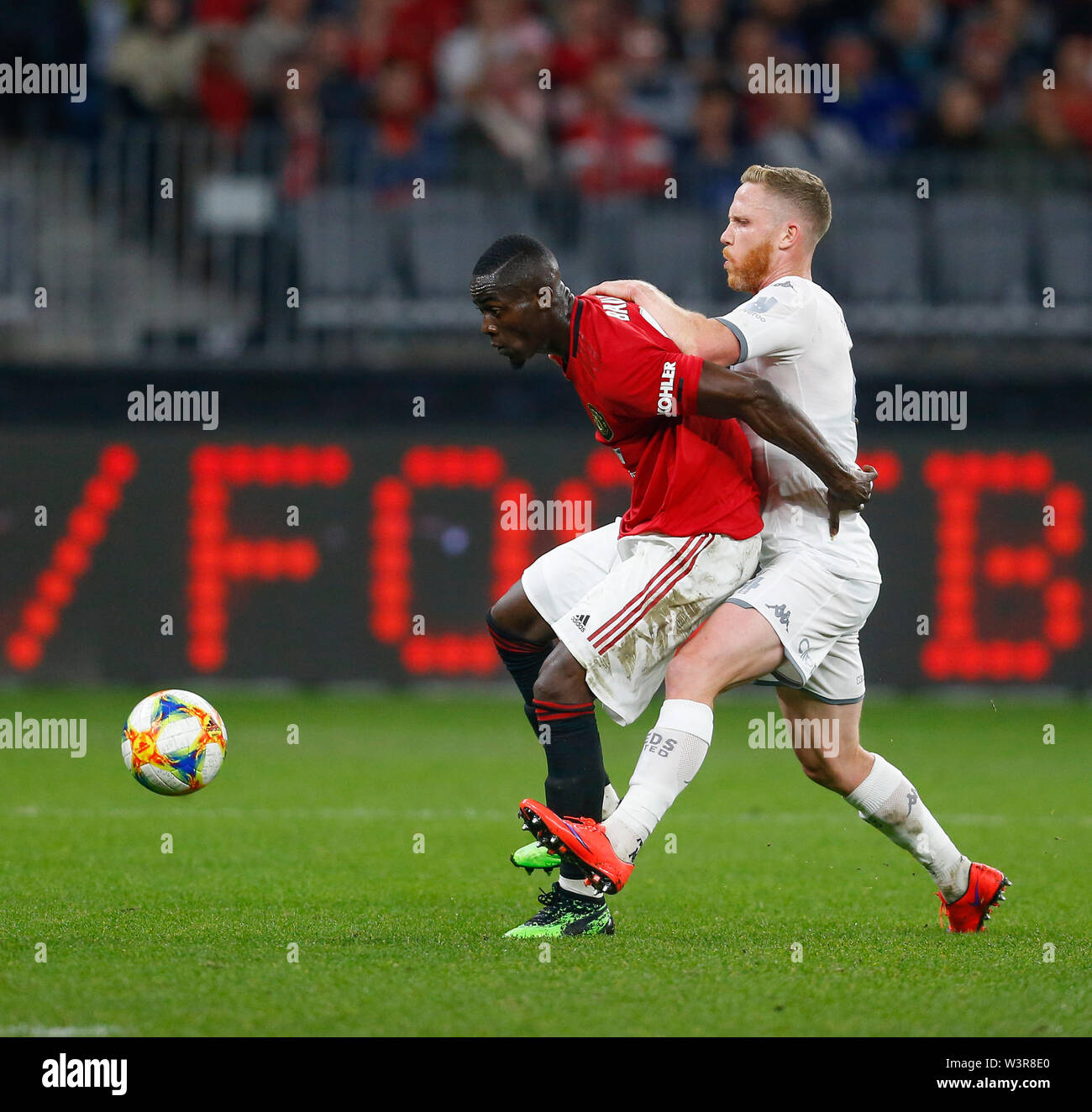 Optus Stadion, Burswood, Perth, Westaustralien. 17. Juli 2019. Manchester United gegen Leeds United; Saisonvorbereitung Tour; Eric Bailly von Manchester United aus hält Adam sah von Leeds United in Manchester United die Hälfte der Credit: Aktion Plus Sport Bilder/Alamy leben Nachrichten Stockfoto