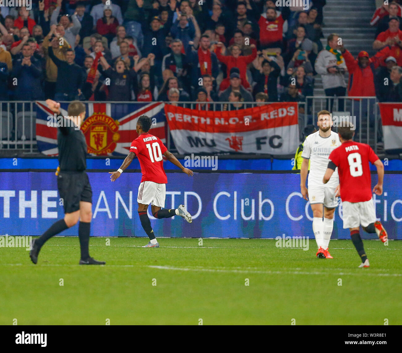 Optus Stadion, Burswood, Perth, Westaustralien. 17. Juli 2019. Manchester United gegen Leeds United; Saisonvorbereitung Tour; Marcus Rashford von Manchester United feiert ein Ziel in der 27. Minute zu machen es 2-0 zu Manchester United Quelle: Aktion Plus Sport Bilder/Alamy leben Nachrichten Stockfoto