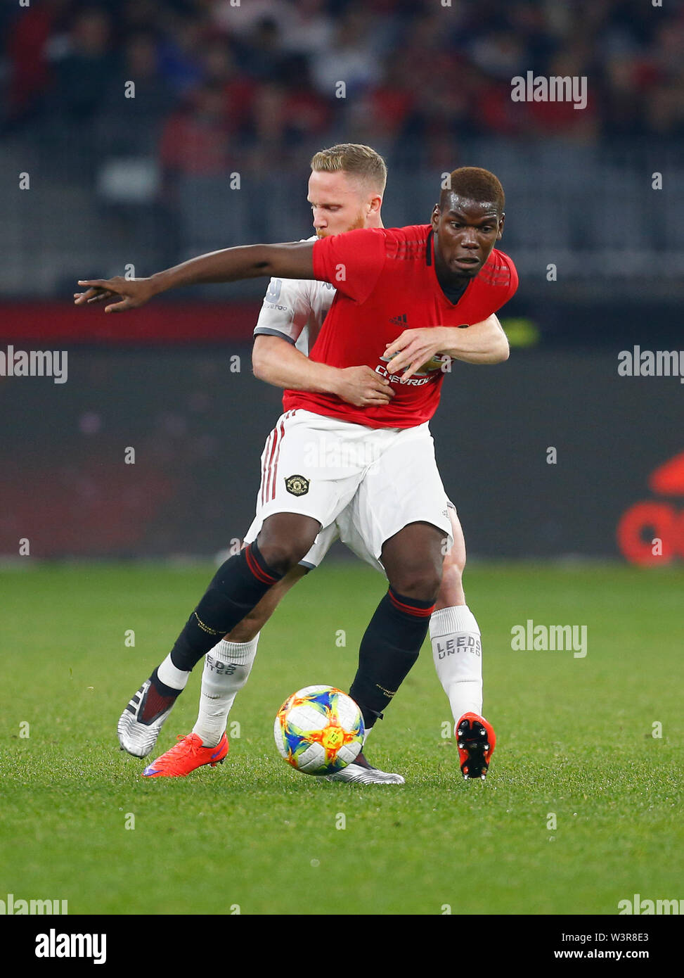 Optus Stadion, Burswood, Perth, Westaustralien. 17. Juli 2019. Manchester United gegen Leeds United; Saisonvorbereitung Tour; Paul Pogba von Manchester United auf die von Adam sah von Leeds United Kredit statt: Aktion Plus Sport Bilder/Alamy leben Nachrichten Stockfoto