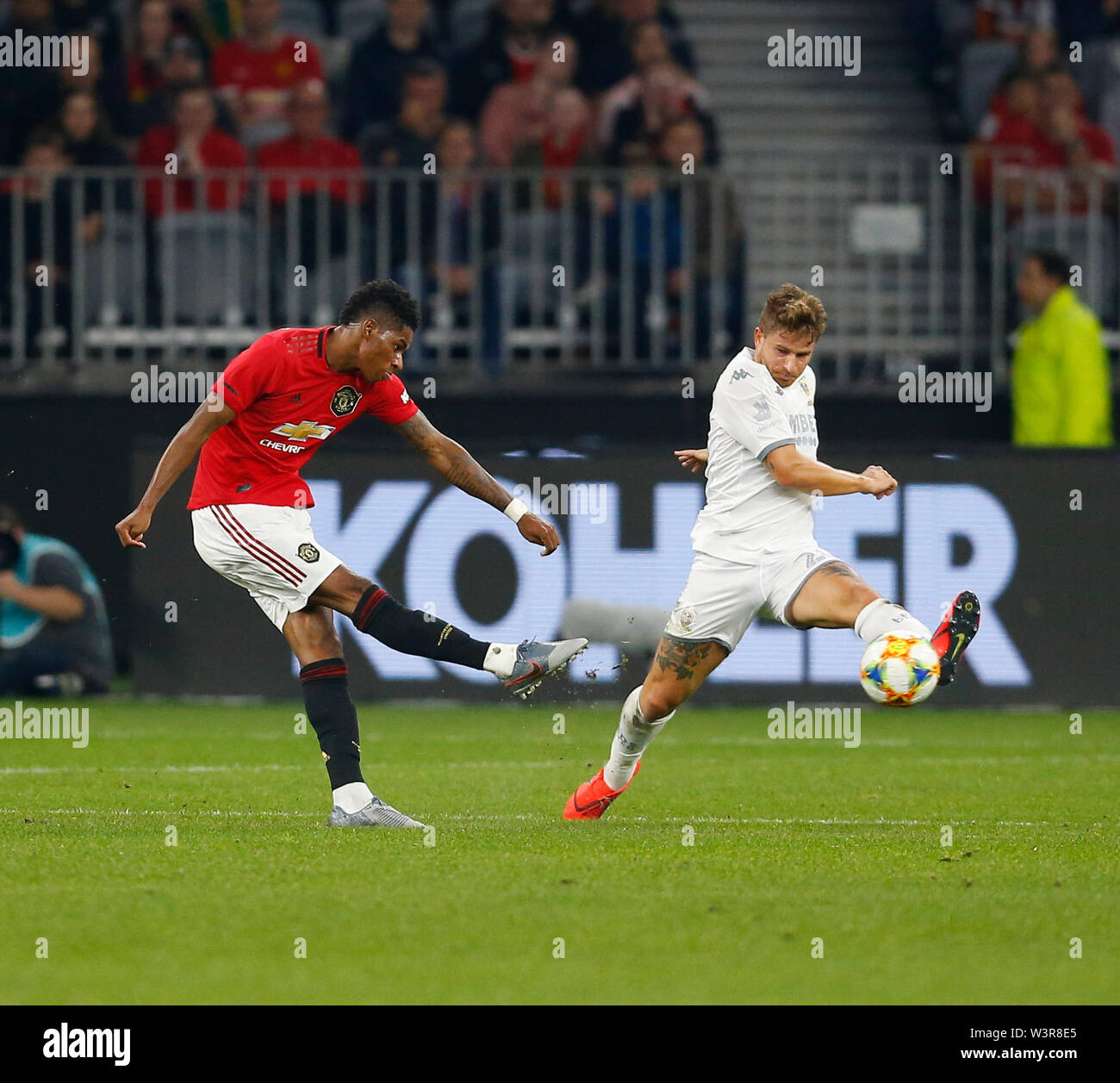 Optus Stadion, Burswood, Perth, Westaustralien. 17. Juli 2019. Manchester United gegen Leeds United; Saisonvorbereitung Tour; Gaetano Berardi von Leeds United versucht, den Schuss von Marcus Rashford von Manchester United Quelle: Aktion Plus Sport Bilder/Alamy Leben Nachrichten zu blockieren Stockfoto