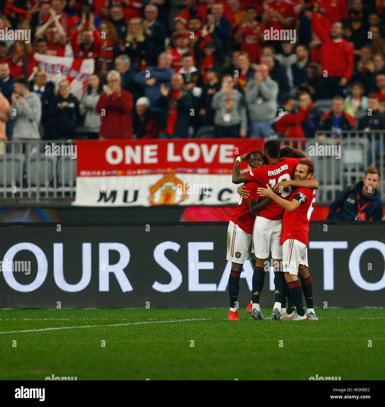 Optus Stadion, Burswood, Perth, Westaustralien. 17. Juli 2019. Manchester United gegen Leeds United; Saisonvorbereitung Tour; Manchester United Spieler feiern das 7 Minuten Ziel von Mason Greenwood zum 1-0 Credit: Aktion Plus Sport Bilder/Alamy Leben Nachrichten machen Stockfoto