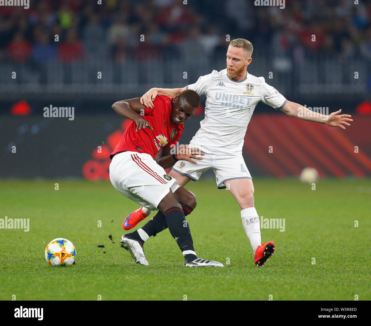 Optus Stadion, Burswood, Perth, Westaustralien. 17. Juli 2019. Manchester United gegen Leeds United; Saisonvorbereitung Tour; Paul Pogba von Manchester United ist die Kugel durch Adam sah von Leeds United Credit gezogen: Aktion Plus Sport Bilder/Alamy leben Nachrichten Stockfoto
