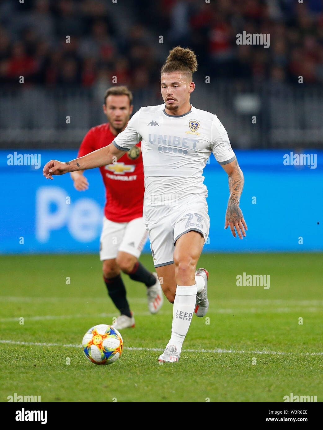 Optus Stadion, Burswood, Perth, Westaustralien. 17. Juli 2019. Manchester United gegen Leeds United; Saisonvorbereitung Tour; Leslie Phillips von Leeds United breaks Mit den Ball durch die Mitte der Credit: Aktion Plus Sport Bilder/Alamy leben Nachrichten Stockfoto
