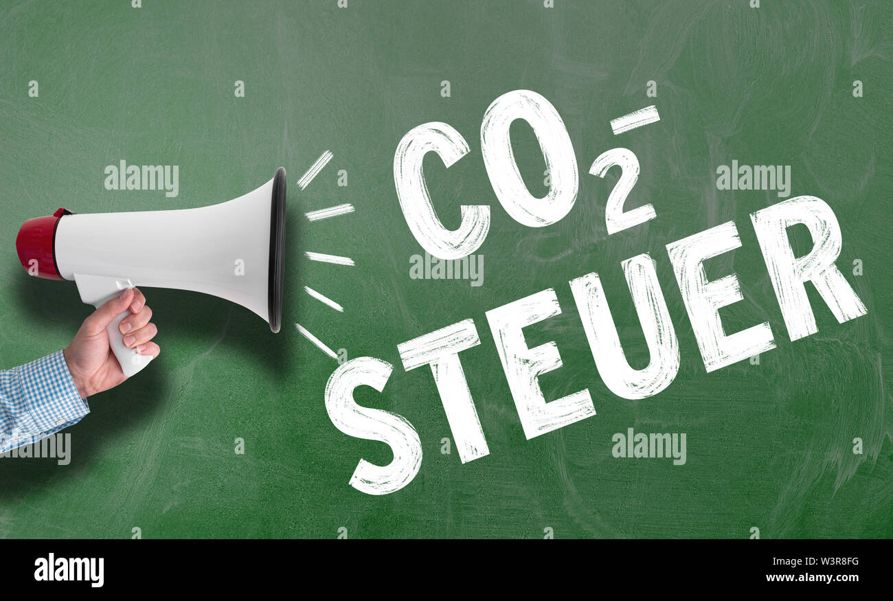 Hand Megaphon oder Megaphon gegen Tafel mit Text CO2-Steuer, Deutsch für CO2-Steuer, Klimaschutzkonzept Stockfoto