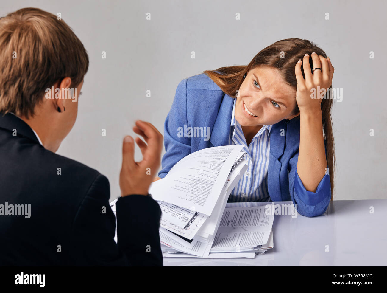 Porträt von zwei Personen. Probleme in ihren Geschäftsbeziehungen. Stockfoto