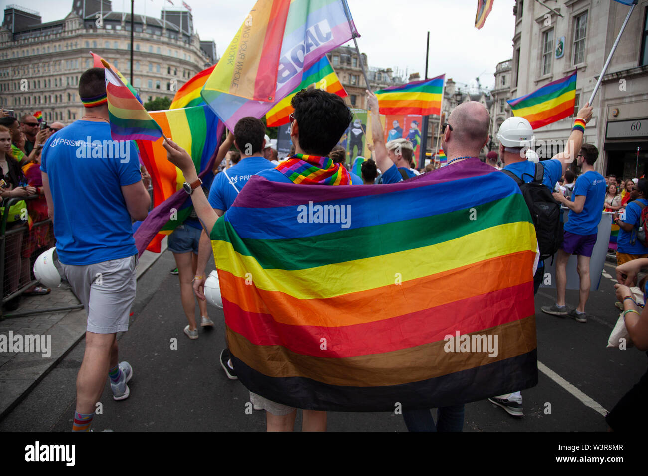 LONDON, Großbritannien - 6. Juli 2019: Zwei Männer in einem Gay Pride flag in die jährliche Gay Pride in Central London gewickelt Stockfoto