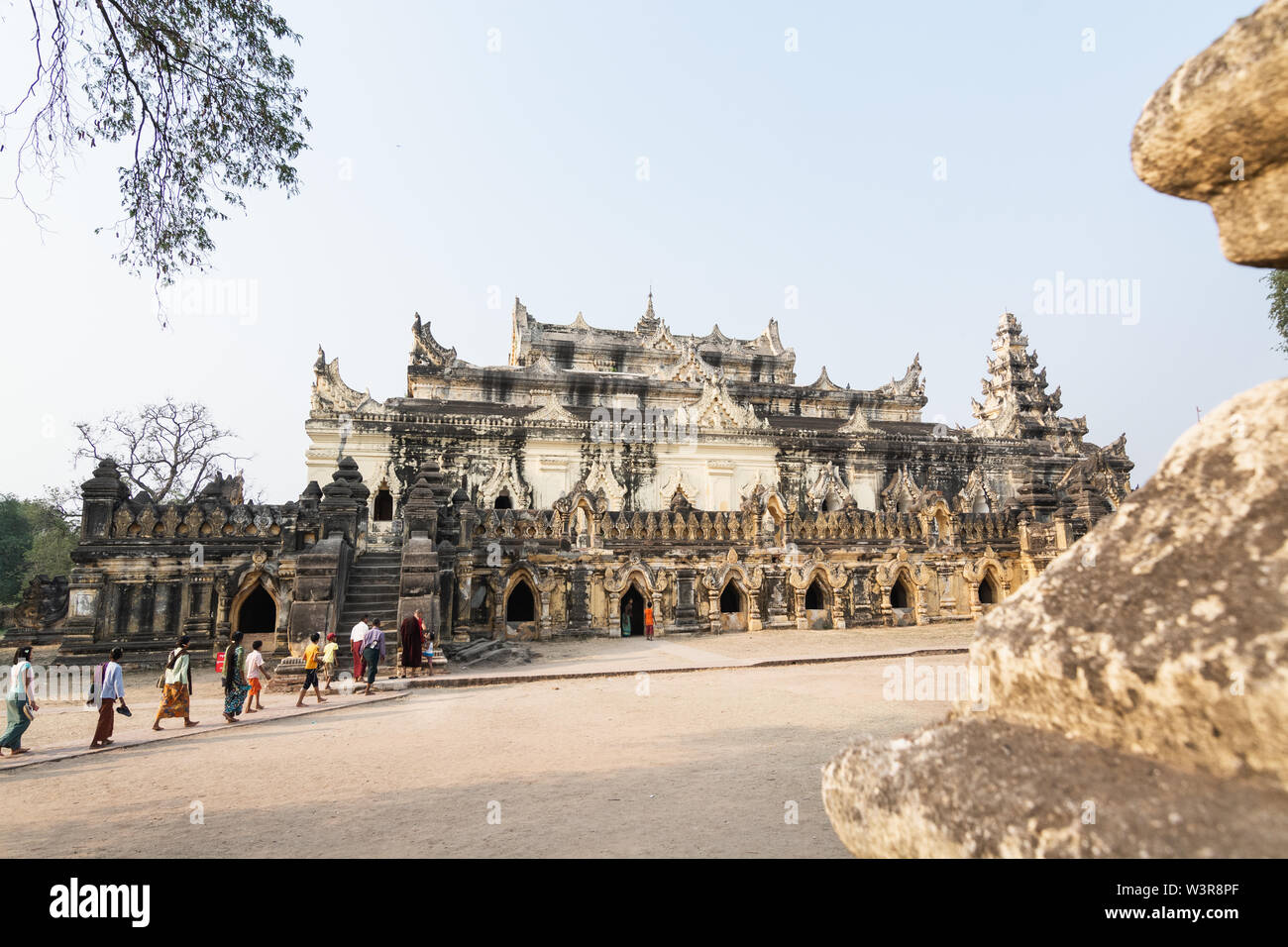 Inwa, Myanmar - April 2019: buddhistischer Pilger zu Fuß neben mir Nu Brick Kloster in Mandalay Region. Stockfoto