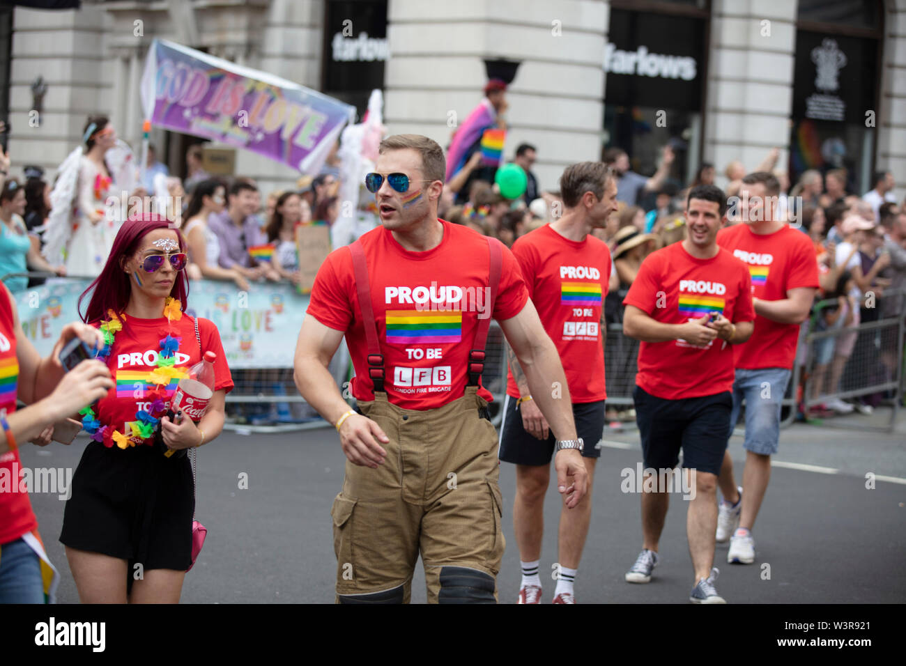 LONDON, Großbritannien - 6. Juli 2019: Feuerwehr Teil in die jährliche Gay Pride in Central London Stockfoto