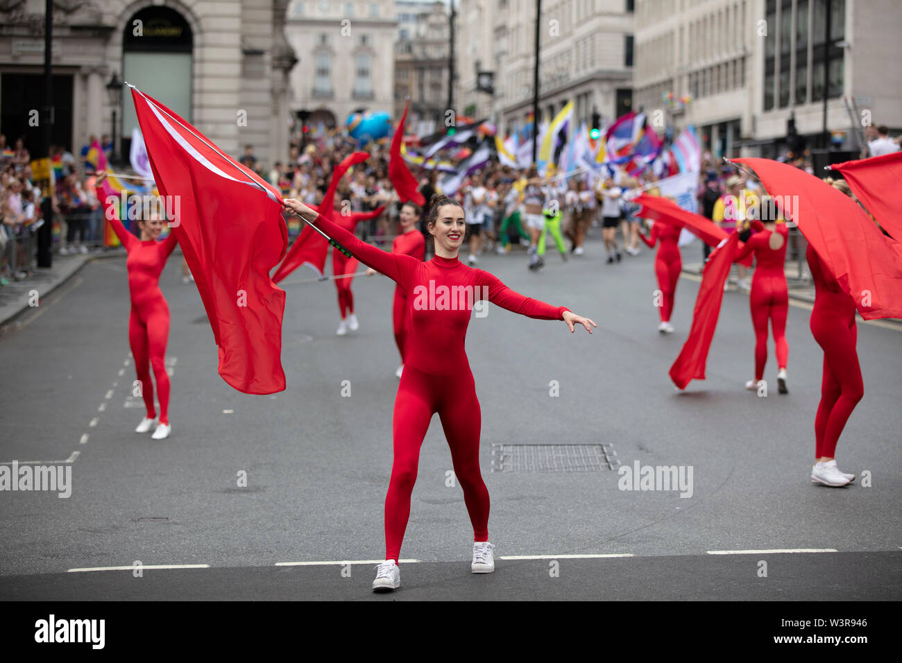 LONDON, Großbritannien - 6. Juli 2019: Tänzer in Rot leotards an die jährliche Gay Pride in London Stockfoto