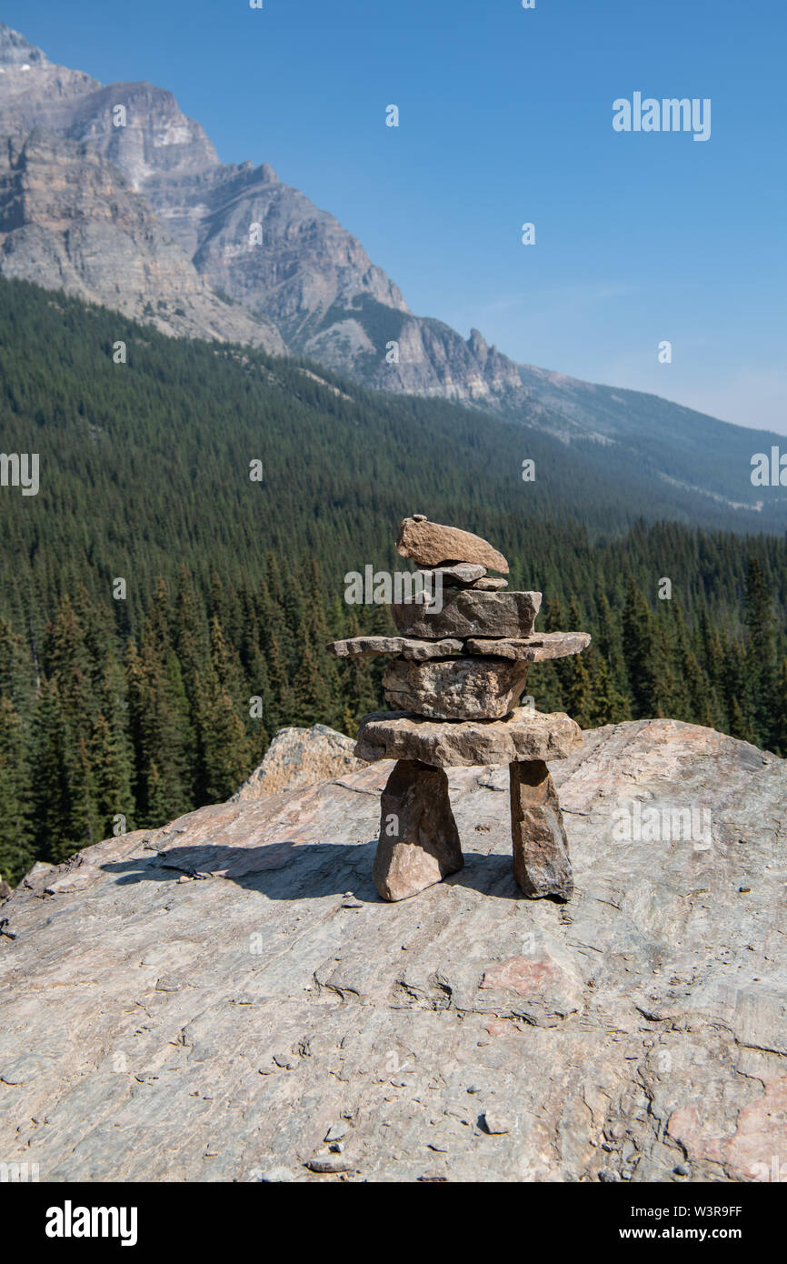 Steine in Form einer Skulptur, inspiriert von der traditionellen kanadischen Kunst Alberta, Kanada Stockfoto