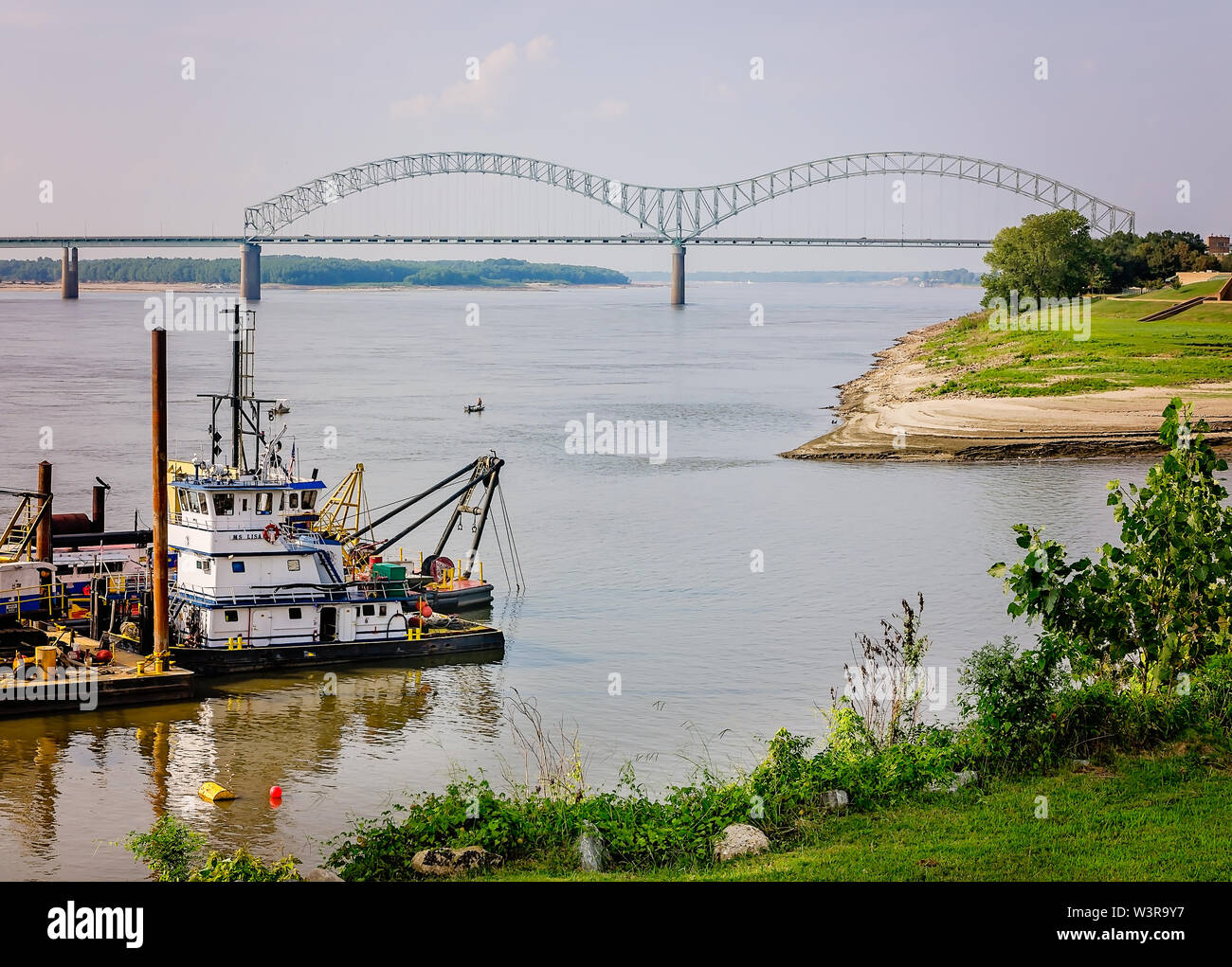 Die Hernando de Soto Brücke, auch genannt das M Brücke, dargestellt ist mit einem Schlepper, Frau Lisa, Sept. 13, 2015 in Memphis, Tennessee. Stockfoto