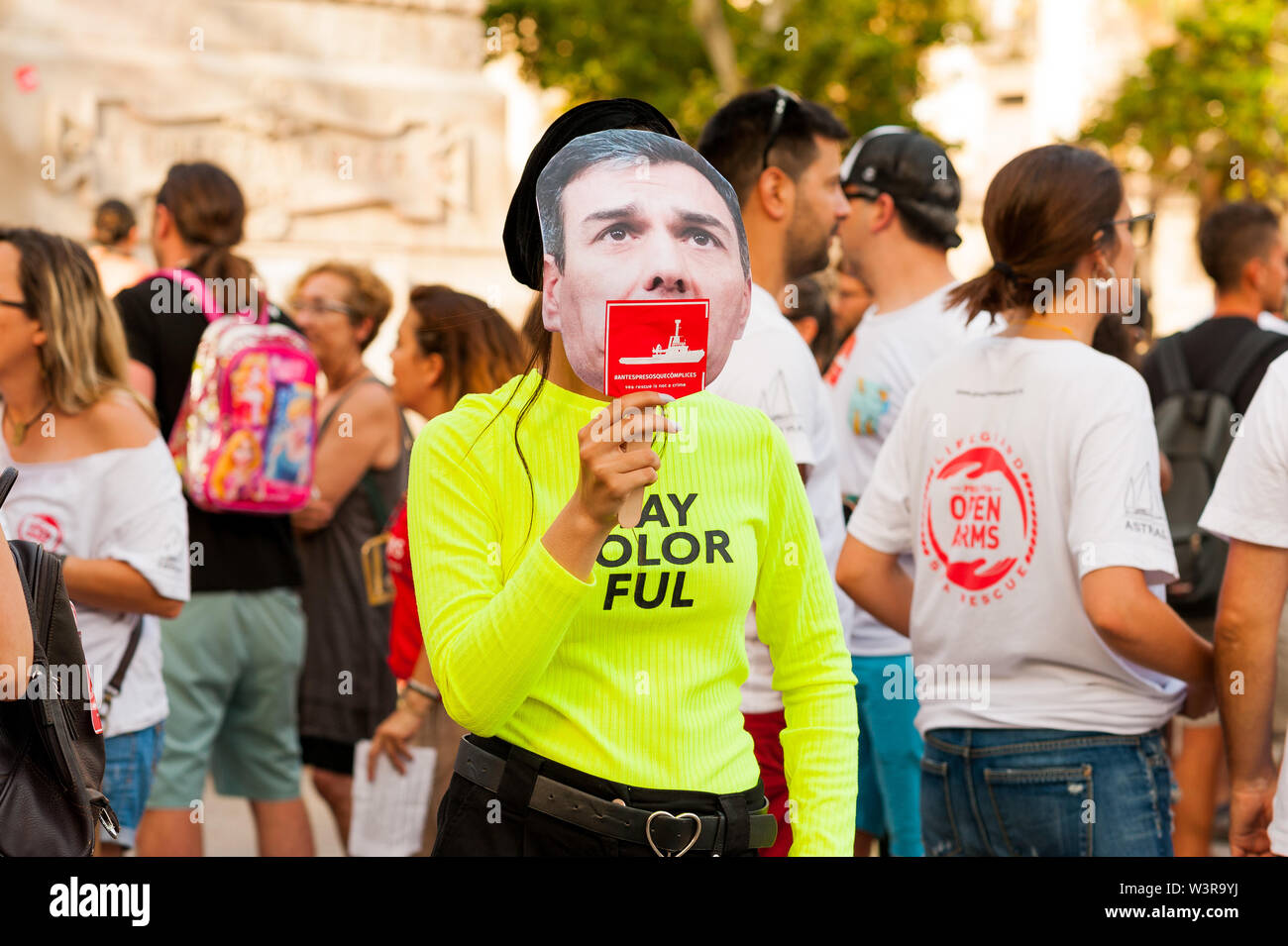 Barcelona, Spanien - 15. Juli 2019: junge Aktivistinnen März holding Schlauchboot mit Fahne der Europäischen Union und Matteo Salvini und Masken gegen Einwanderung Stockfoto