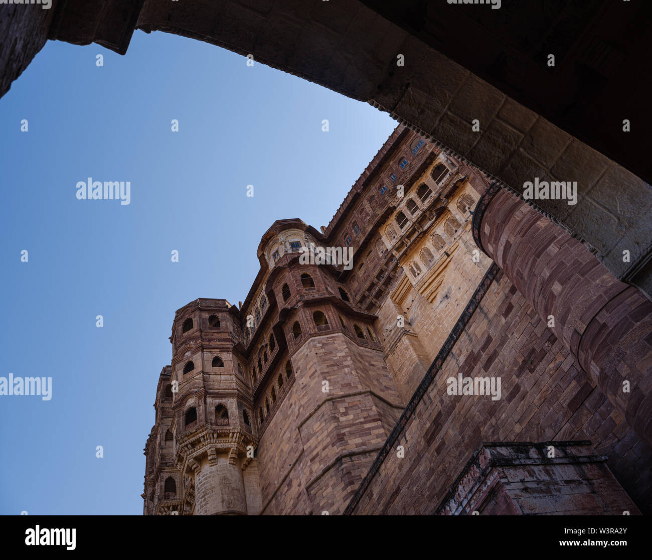 JODHPUR, INDIEN - ca. November 2018: Blick auf das Mehrangarh Fort in Jodhpur. Die Festung ist eine der größten Festungen in Indien. In rund 1459 von R Stockfoto