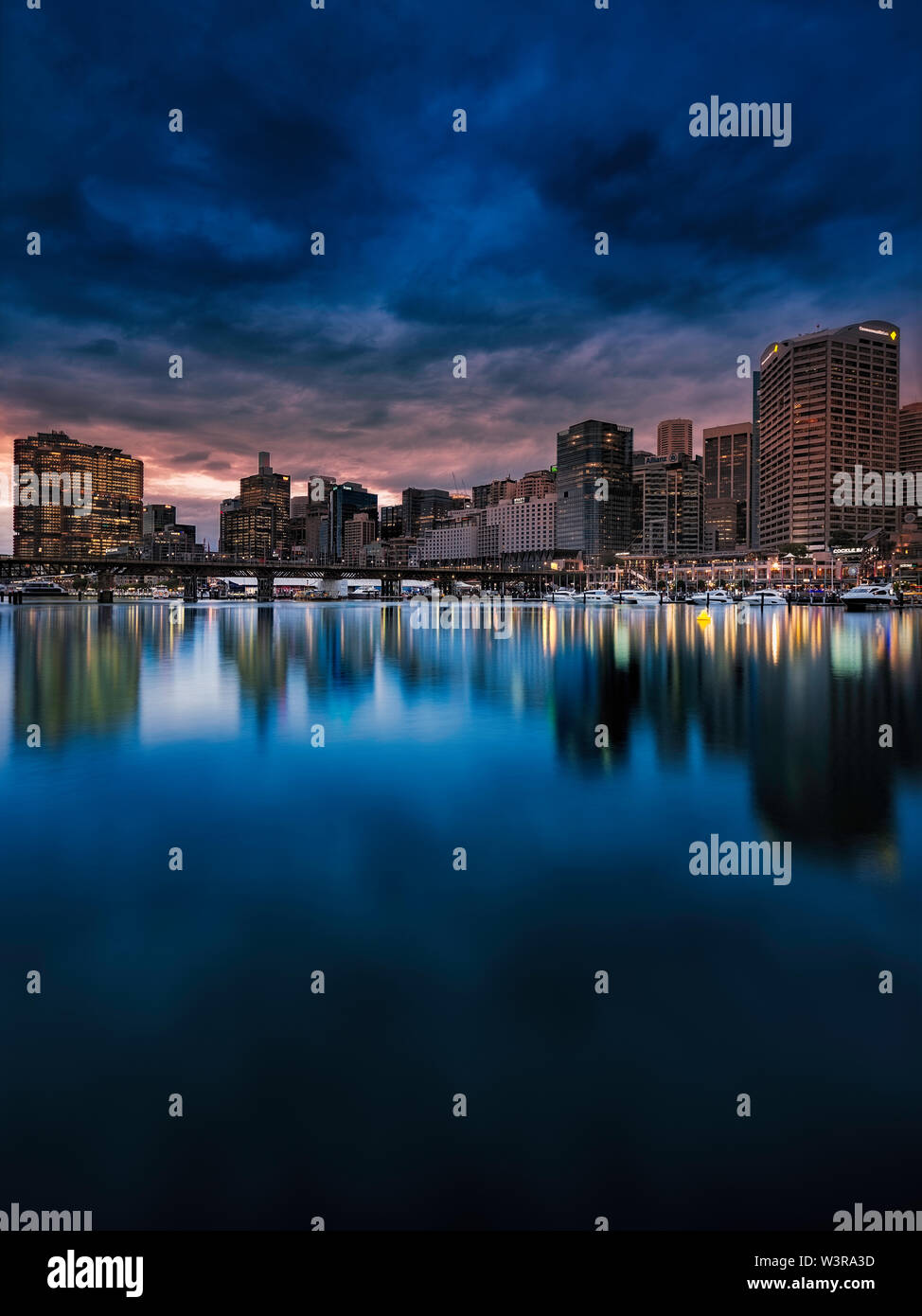 Dämmerung in Sydneys Darling Harbour. Stockfoto