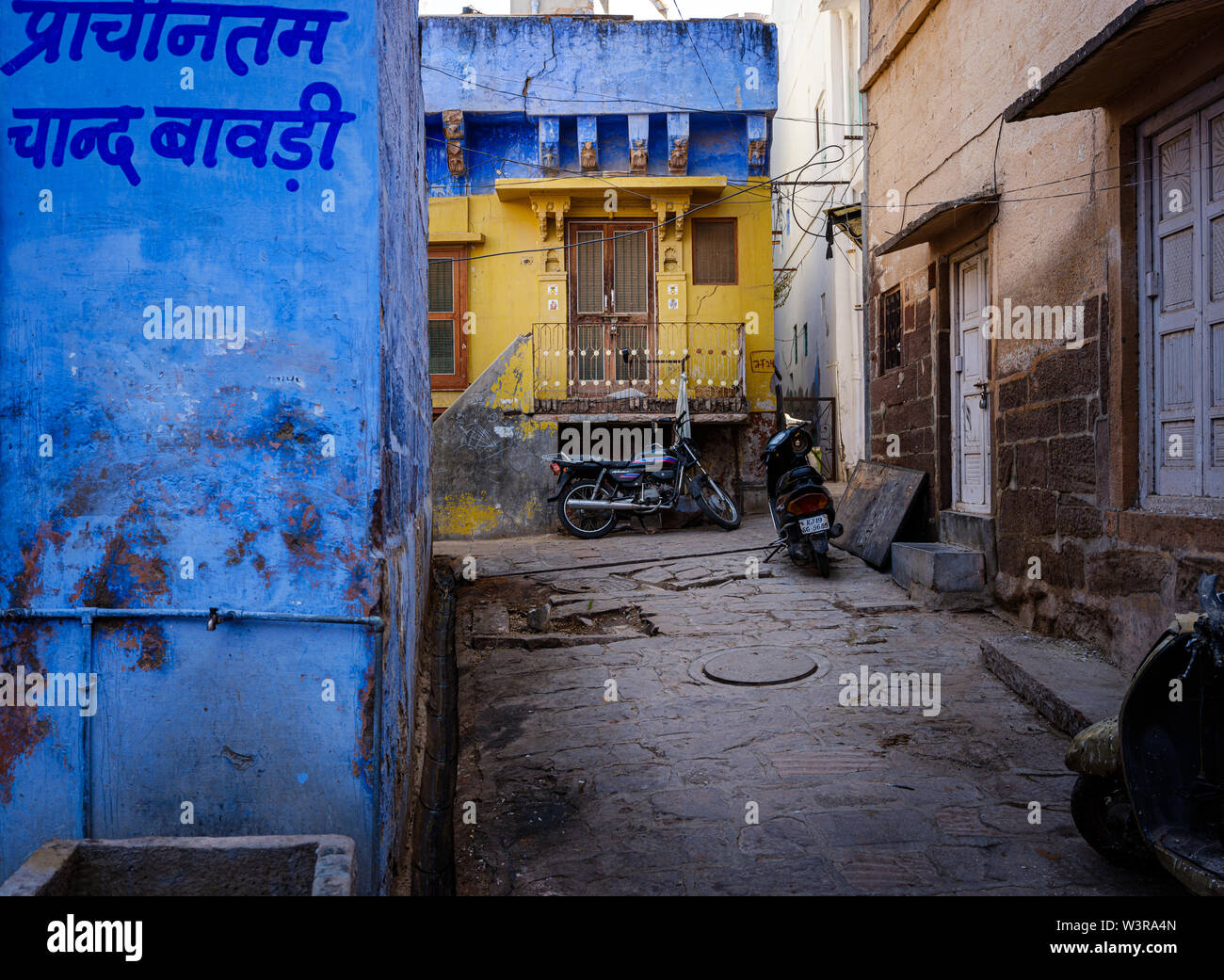 JODHPUR, INDIEN - ca. November 2018: Typische Straße von Jodhpur. Jodhpur ist die zweitgrößte Stadt im indischen Bundesstaat Rajasthan. Jodhpur ist ein pop Stockfoto