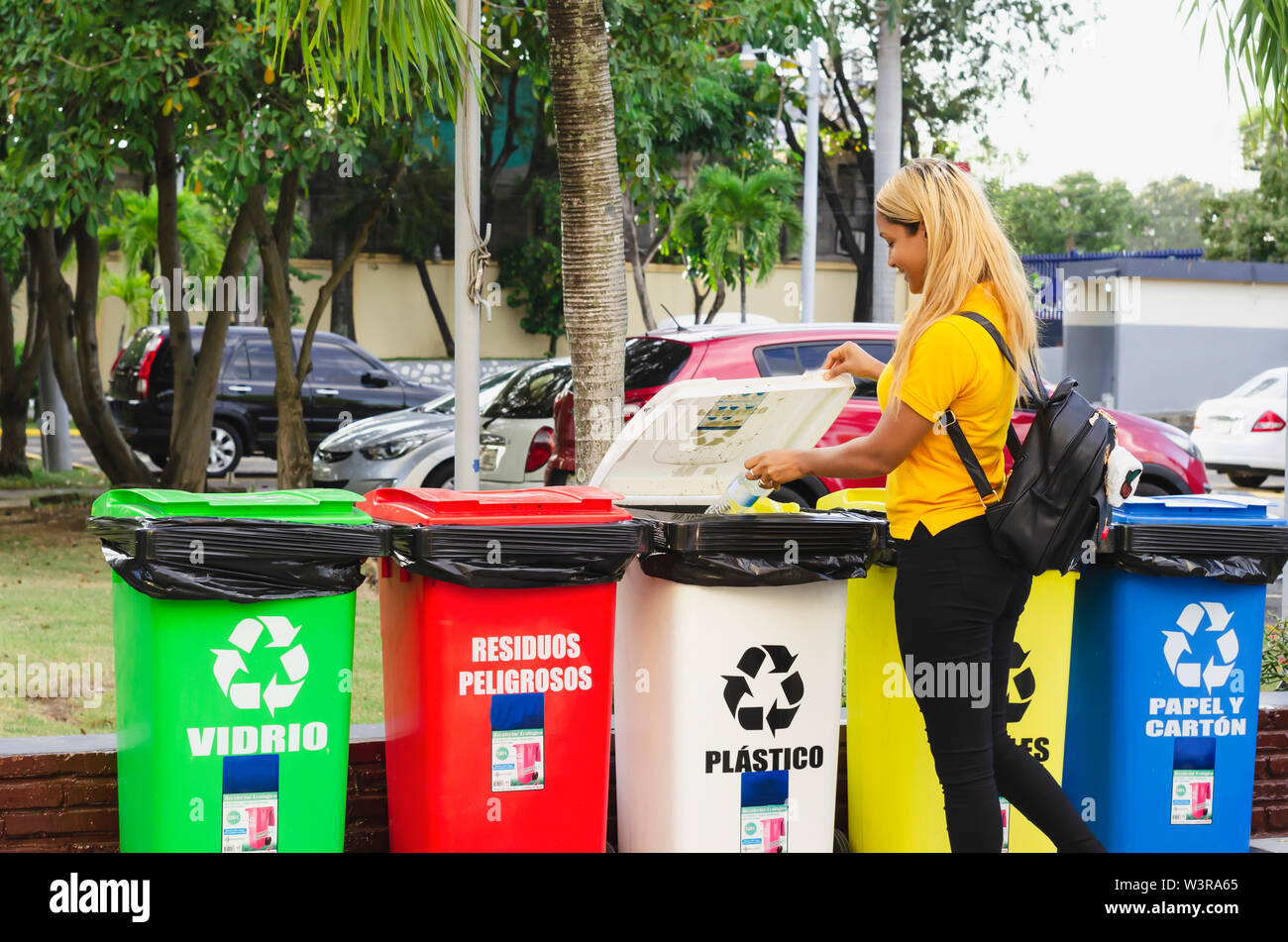 Recycling von PET-Flaschen, Mädchen von 20 bis 25 Jahren die Plastikflasche in Einlagen für die Verarbeitung Stockfoto