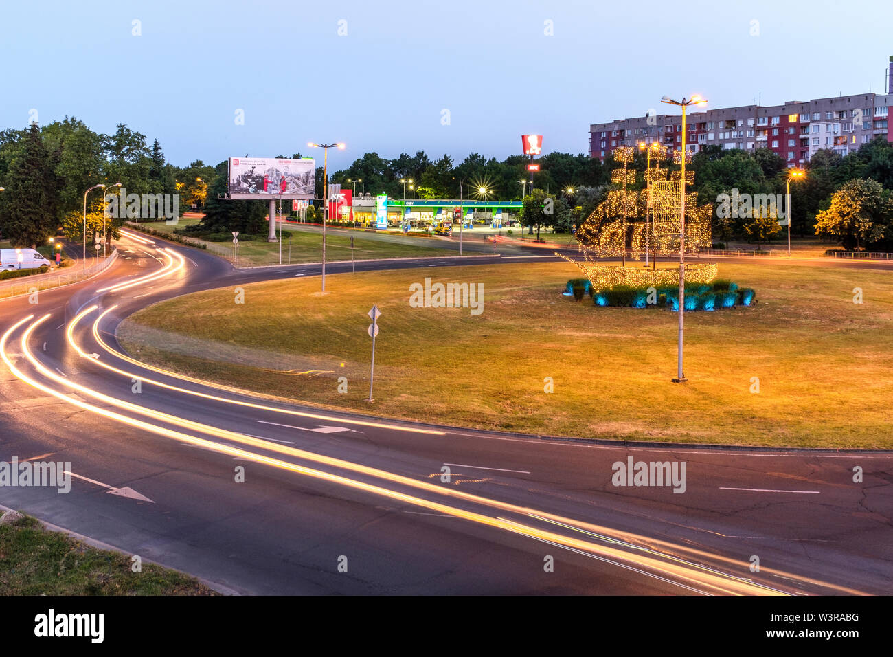 Bulgarien, Burgas-Traffic auf dem Kreisverkehr auf Tefan's Boulevard Stamboulov bei Nacht Stockfoto