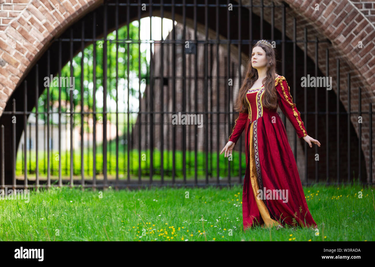 Frau in einem roten Renaissance Kleid Stockfoto