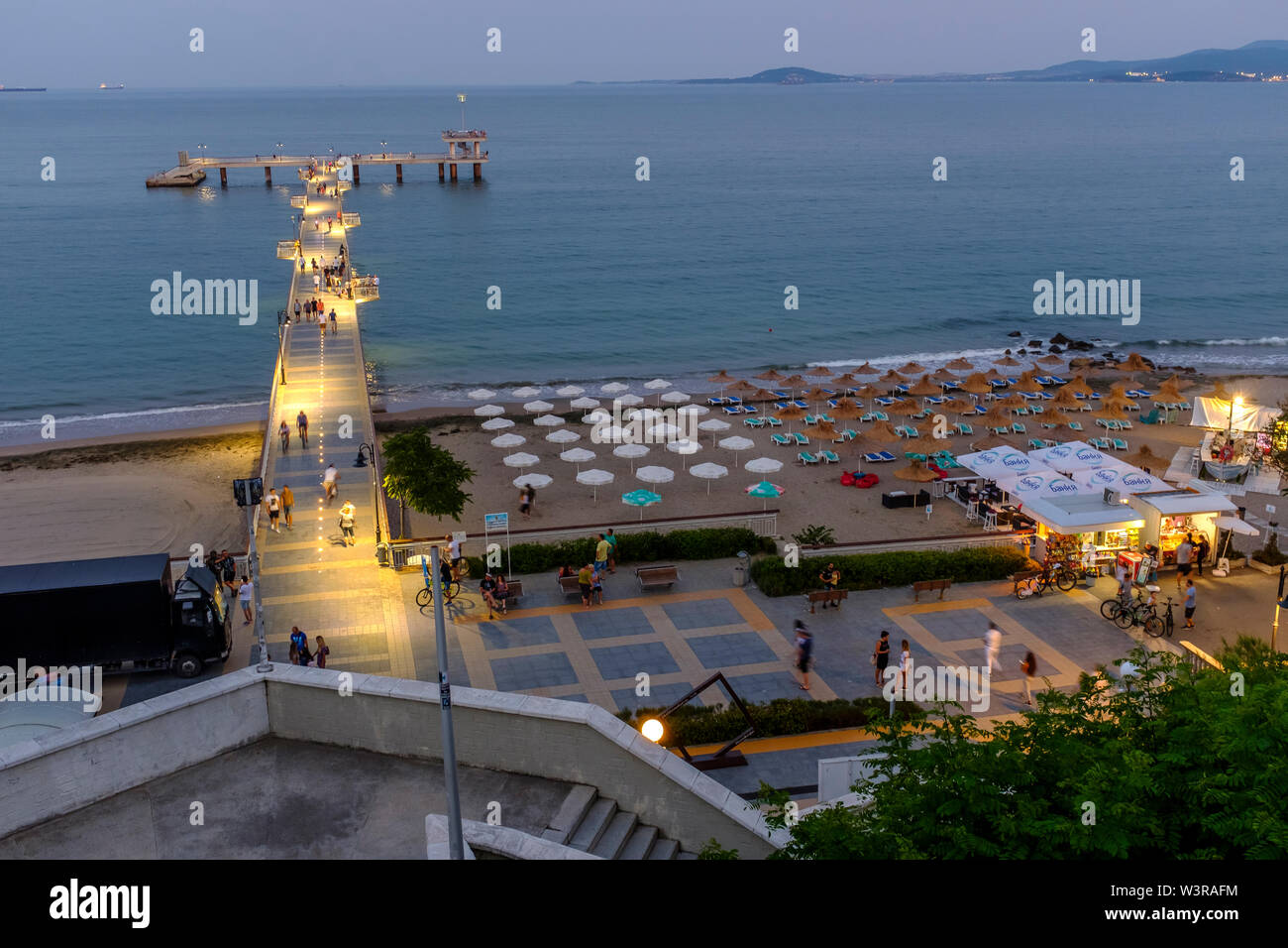 Burgas Piers eine beliebte Destination für einen am Abend schlendern, Burgas, Bulgarien Stockfoto