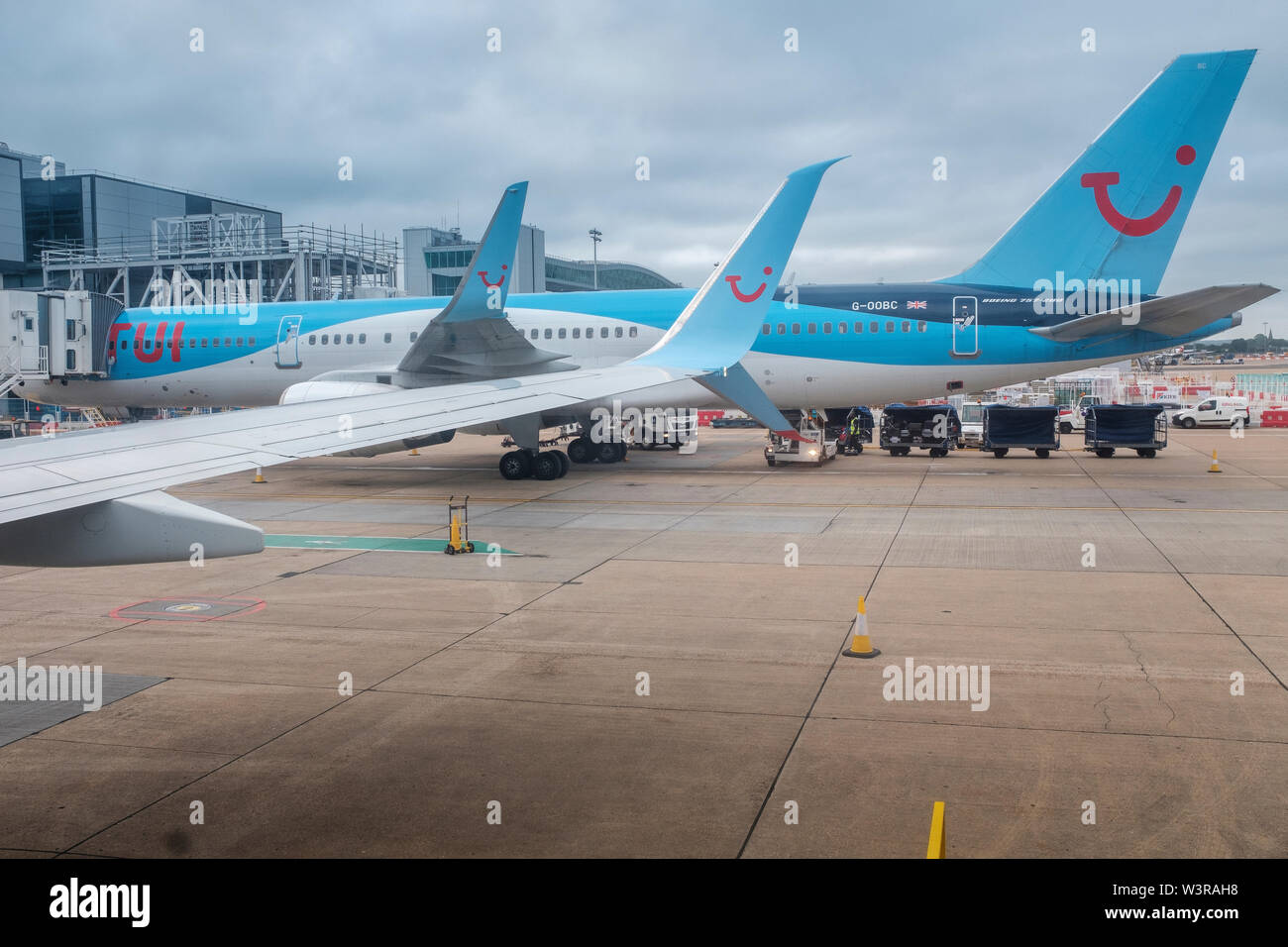 Laden Gepäck auf TUI Flugzeuge Flug am frühen Morgen, London Gatwick Airport, England Stockfoto