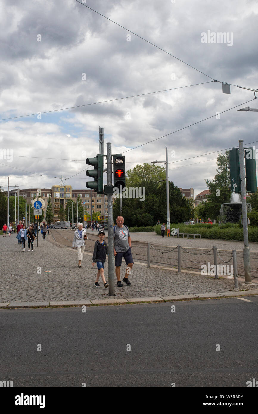 Mann und Kind warten an der roten Ampel in Dresden, Deutschland. Ampelfrau Ampel Mädchen,. Stockfoto