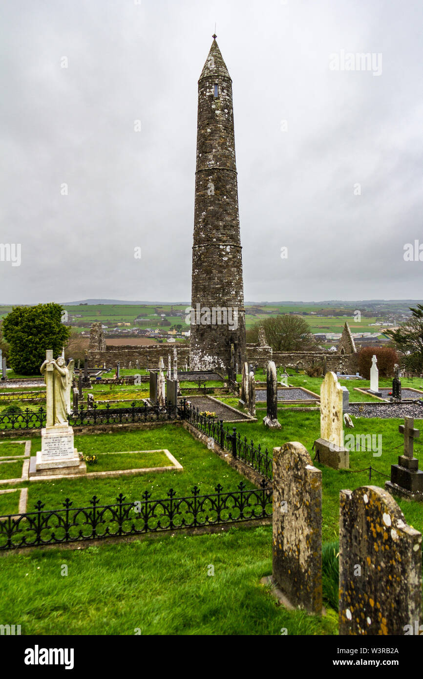 Der Ort einer frühen christlichen Siedlung, die Ardmore runder Turm wird von einem Friedhof umgeben Stockfoto