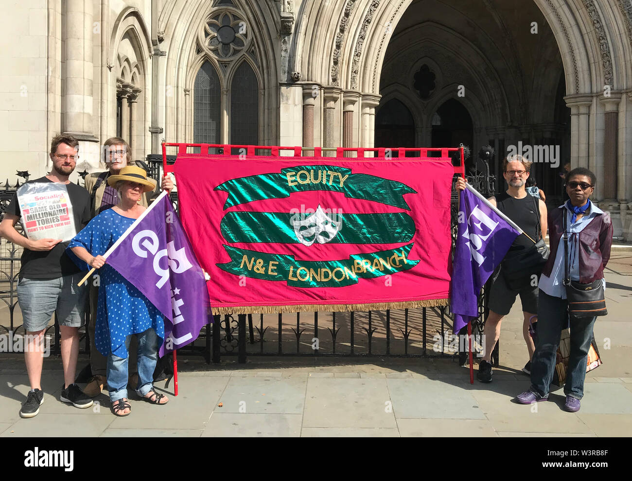 Eine Gruppe von Menschen aus Union Akteure Eigenkapital versammelten sich vor der Royal Courts of Justice in London zur Unterstützung der Schauspieler und Regisseur Charmaine Parkin, die herausfordernden ist Teil der umstrittenen Universal Credit Scheme der Regierung, die selbst betrifft - Beschäftigte mit niedrigem Einkommen. Stockfoto