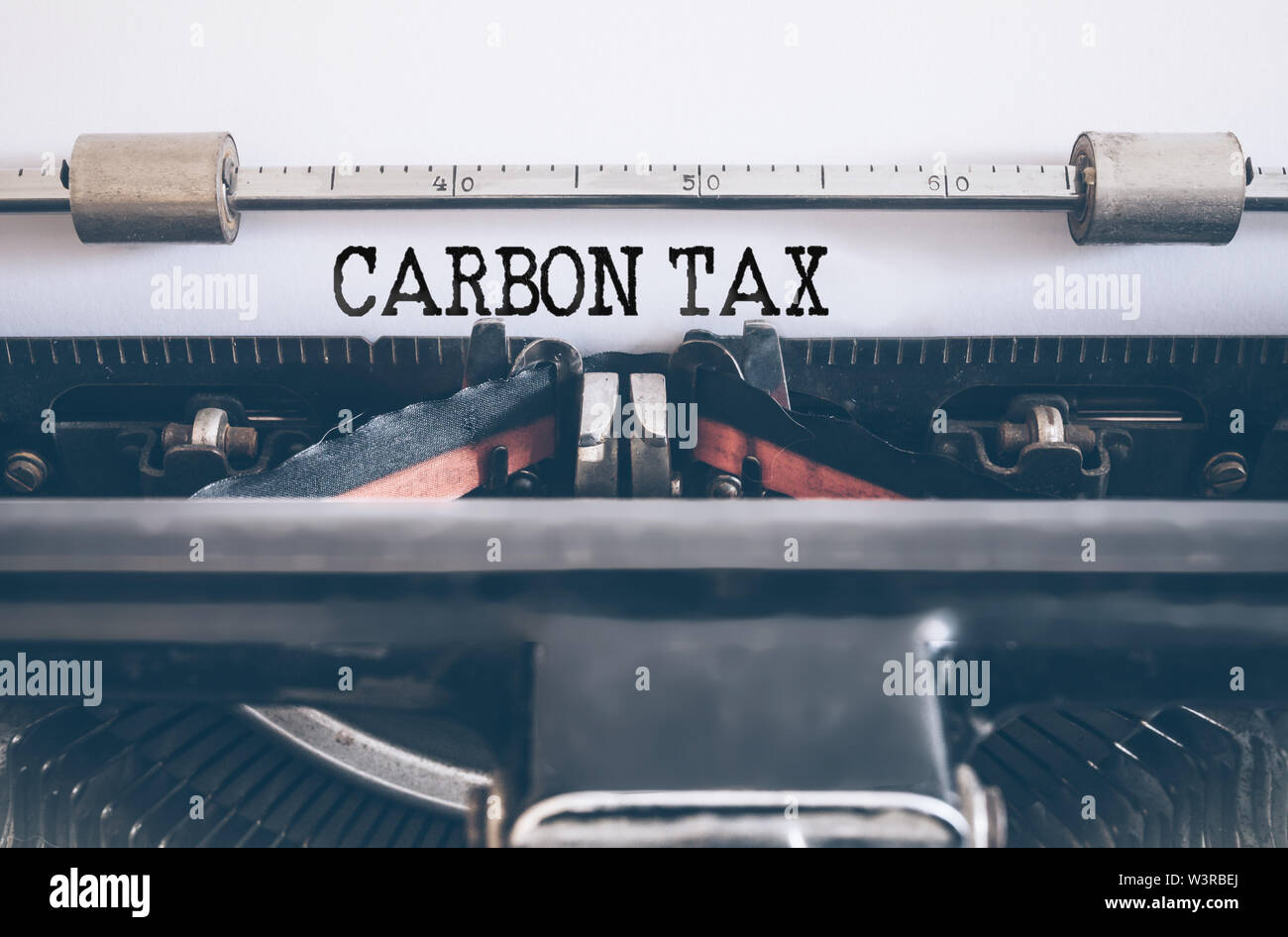 Close-up von Wörtern CO2-Steuer auf vintage Schreibmaschine geschrieben Stockfoto