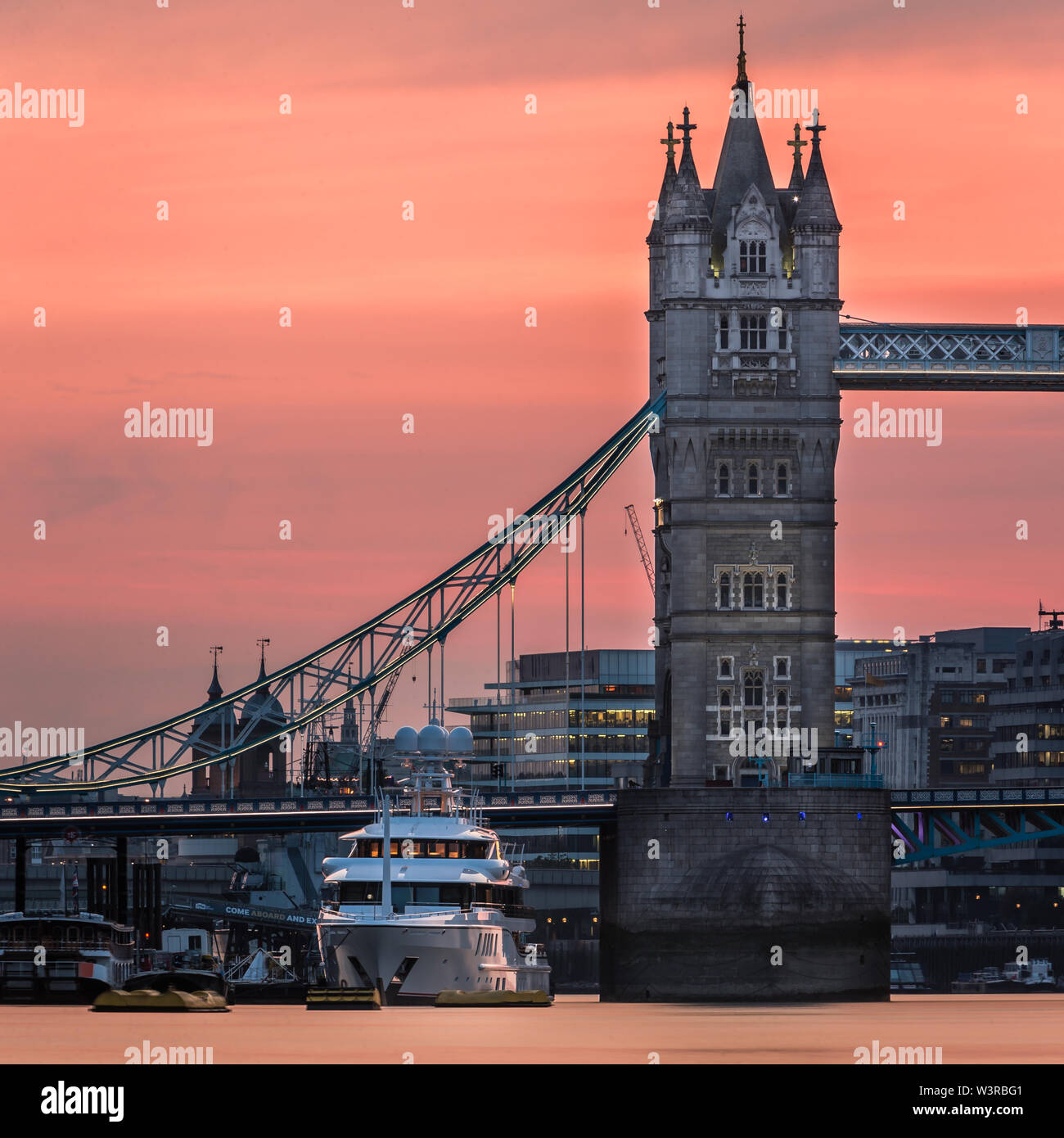 Amels superyacht Sixth Sense günstig an das Butler's Wharf durch die Tower Bridge in London bei Sonnenuntergang. Stockfoto