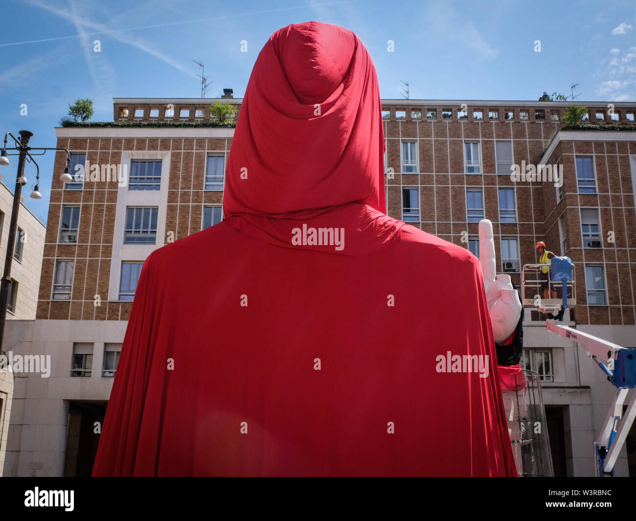 Foto Matteo Ecke/LaPresse 17/07/2019 Milano, Italia Cronaca Installazione per la Serie Netfilx La Casa di Carta in Piazza Affari Nella Foto: l'enorme maschera de La Casa Di Matteo CartaPhoto Ecke/LaPresse 17/07/2019 Mailand, ItalyNews riesige Maske für die Netfilx Serie La Casa di Carta 3 in Piazza Affari Stockfoto