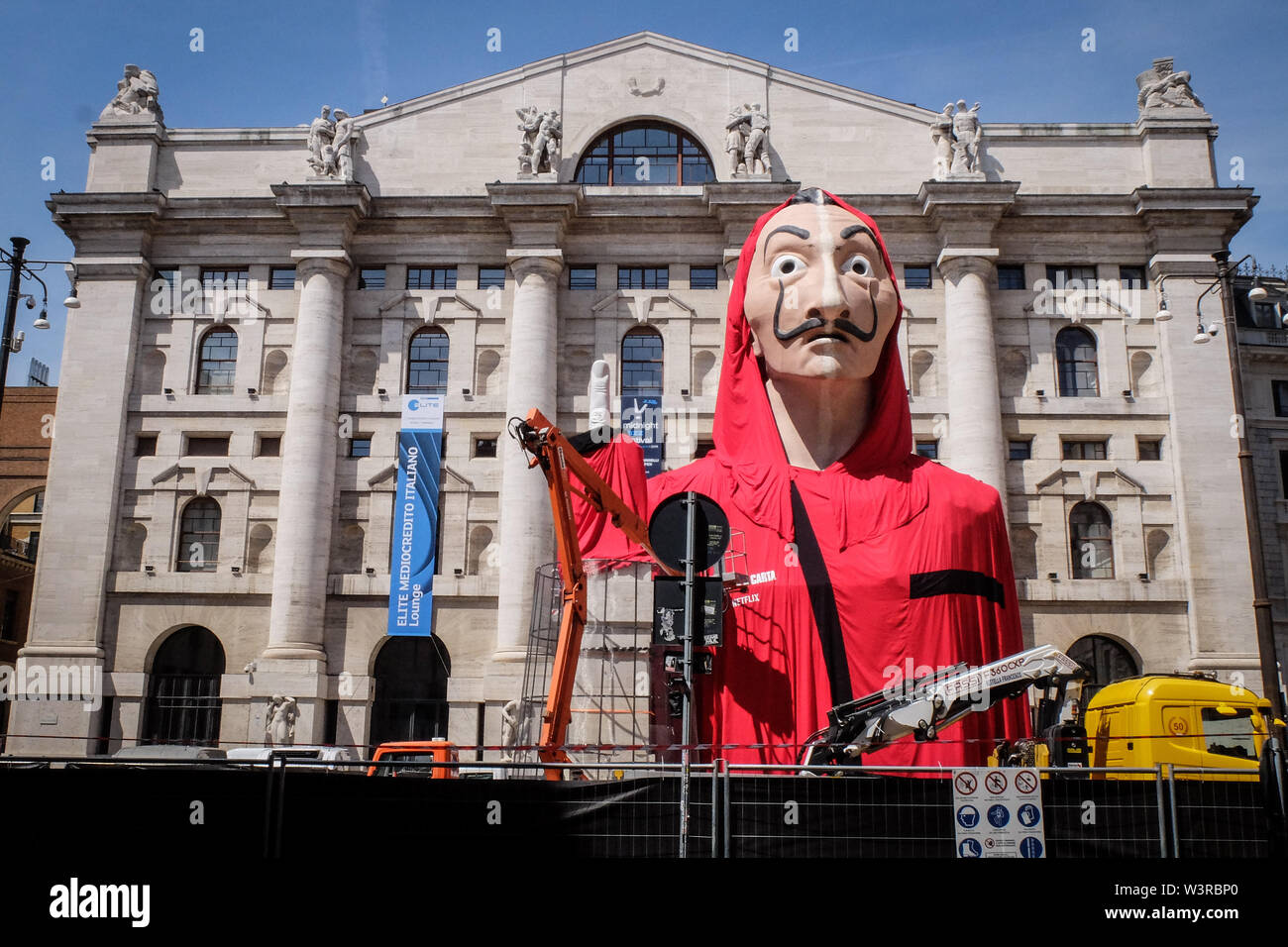 Foto Matteo Ecke/LaPresse 17/07/2019 Milano, Italia Cronaca Installazione per la Serie Netfilx La Casa di Carta in Piazza Affari Nella Foto: l'enorme maschera de La Casa Di Matteo CartaPhoto Ecke/LaPresse 17/07/2019 Mailand, ItalyNews riesige Maske für die Netfilx Serie La Casa di Carta 3 in Piazza Affari Stockfoto